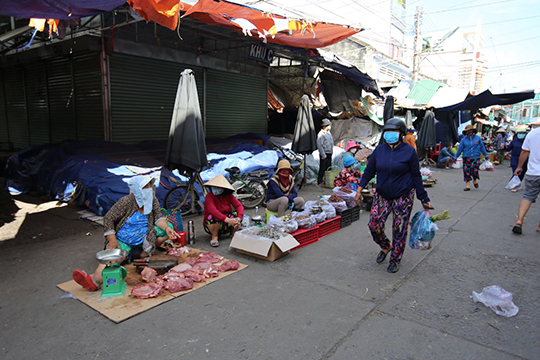 Người dân Ninh Hòa đi chợ Dinh (Ninh Hiệp) vào ngày 12-7. (Ảnh: Phúc Hiếu)