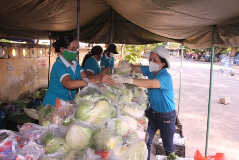 Cán bộ, hội viên Hội Phụ nữ phường Vĩnh Phước sắp xếp phân loại các mặt hàng thực phẩm trước khi trao tặng người dân.