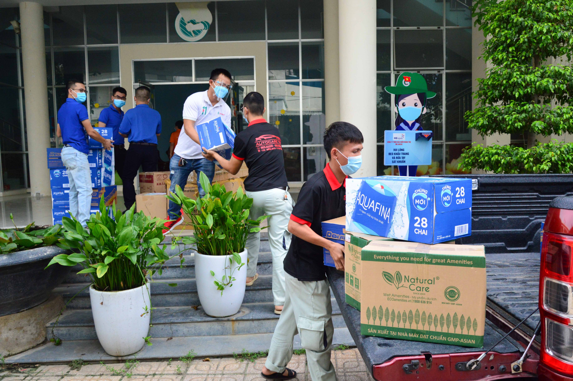 Các đoàn viên, thanh niên, tình nguyện viên xếp hàng hỗ trợ lên xe để vận chuyển ra thị xã Ninh Hoà