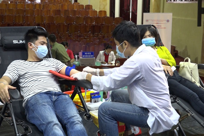Tình nguyện viên hiến máu tại chương trình
