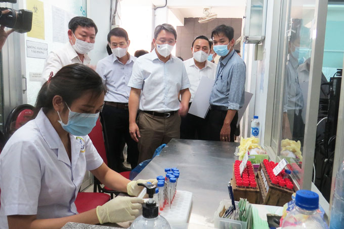 Bí thư Tỉnh ủy Nguyễn Hải Ninh kiểm tra thực tế khu vực thực hiện xét nghiệm tại CDC