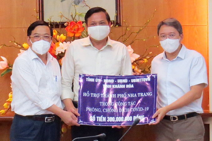 Bí thư Tỉnh ủy Nguyễn Hải Ninh trao cho TP. Nha Trang 300 triệu đồng hỗ trợ công tác phòng, chống dịch Covid-19.