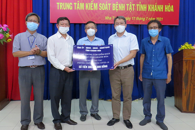 Bí thư Tỉnh ủy Nguyễn Hải Ninh trao cho Trung tâm Kiểm soát bệnh tật tỉnh Khánh Hòa 300 triệu đồng hỗ trợ công tác phòng, chống dịch Covid-19.