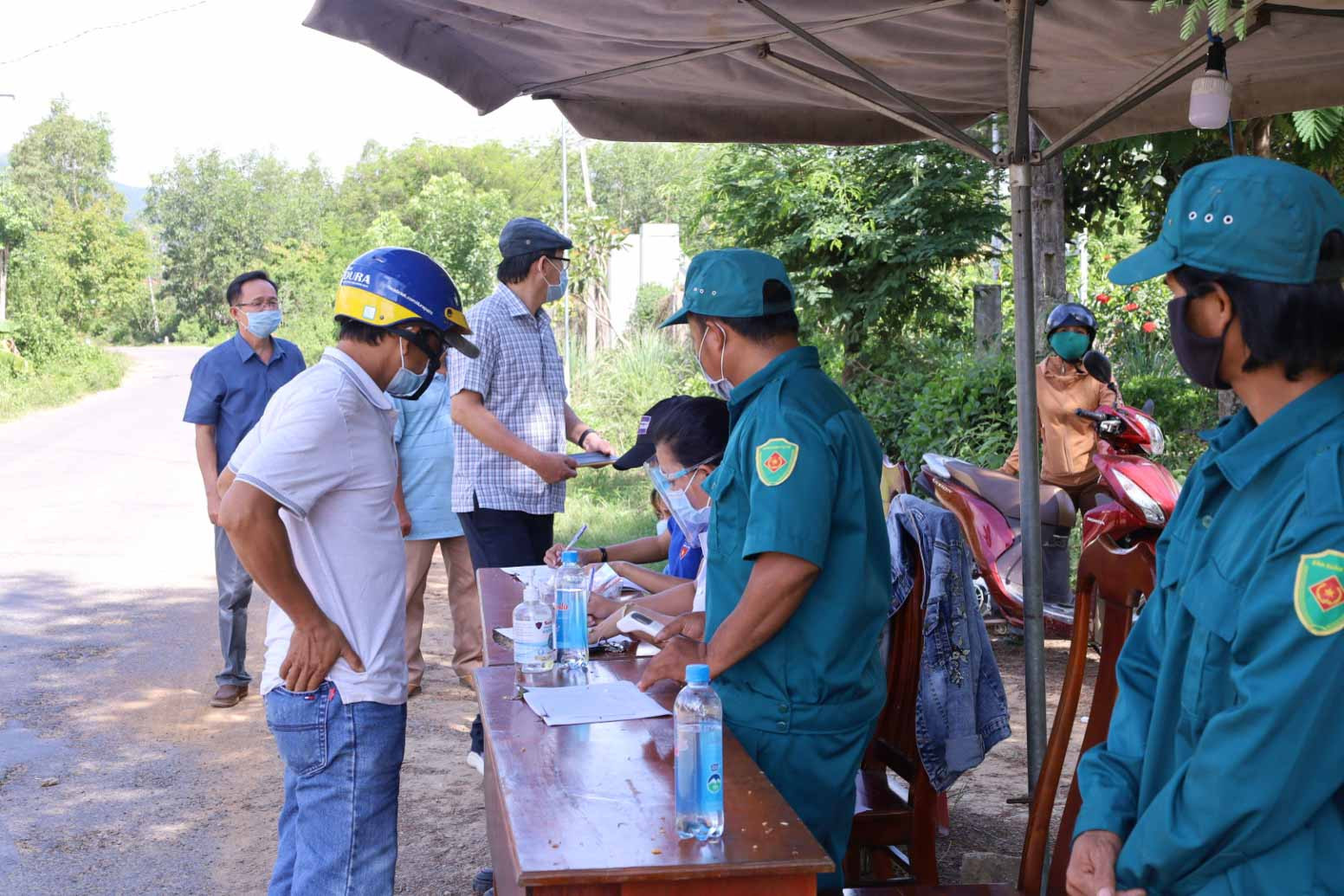 Người di chuyển trên Hương lộ 62 đoạn qua địa bàn xã Khánh Phú cũng sẽ phải khai báo y tế tại chốt kiểm soát của xã Khánh Phú
