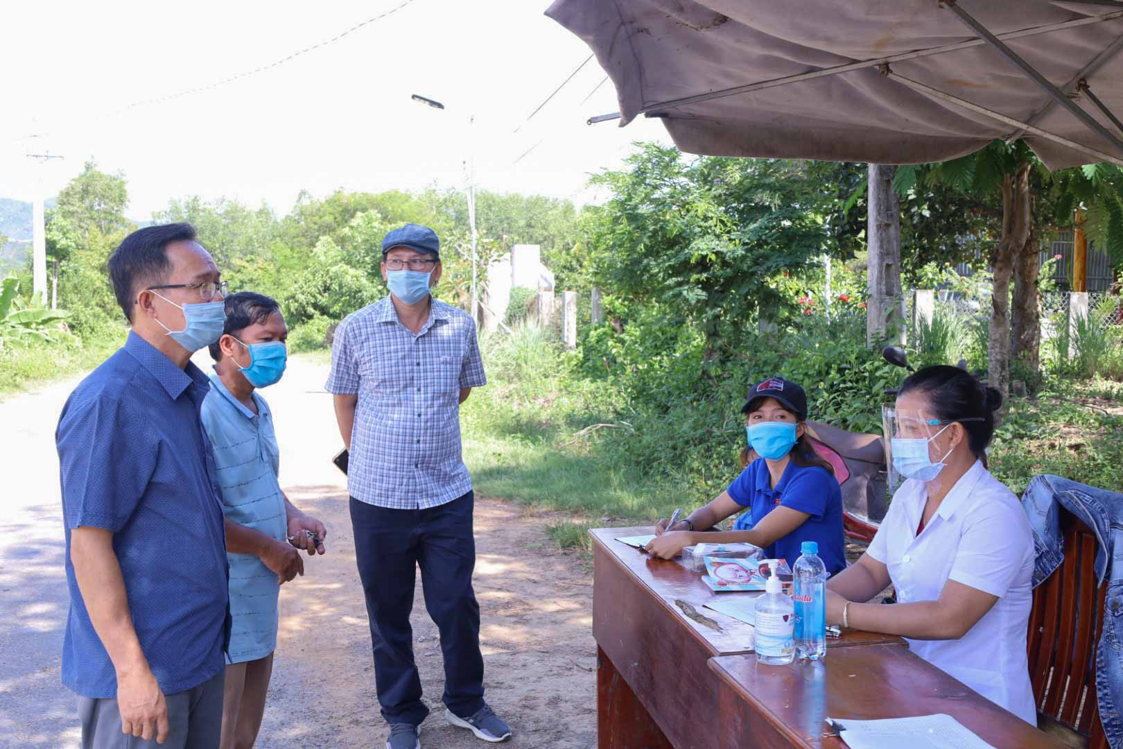 Ông Văn Ngọc Hường - Chủ tịch UBND huyện Khánh Vĩnh đi kiểm tra công tác kiểm soát phòng, chống dịch tại các chốt