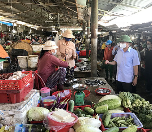 Ông Nguyễn Tấn Tuân kiểm tra công tác phòng, chống dịch Covid-19 tại chợ Ga