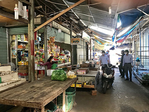 Nhiều quầy hàng không thiết yếu tại chợ Vĩnh Lương đã đóng cửa