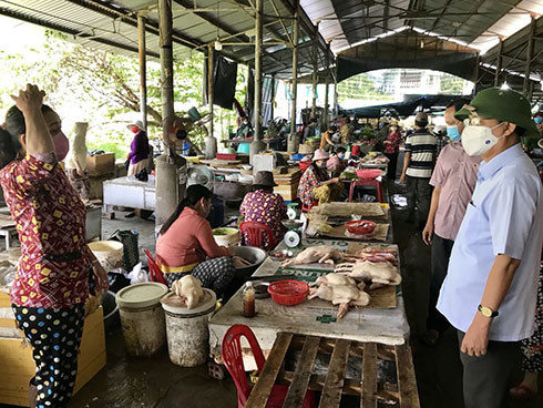 Ông Nguyễn tấn Tuân nắm tình hình về nguồn hàng tại chợ Vĩnh Lương