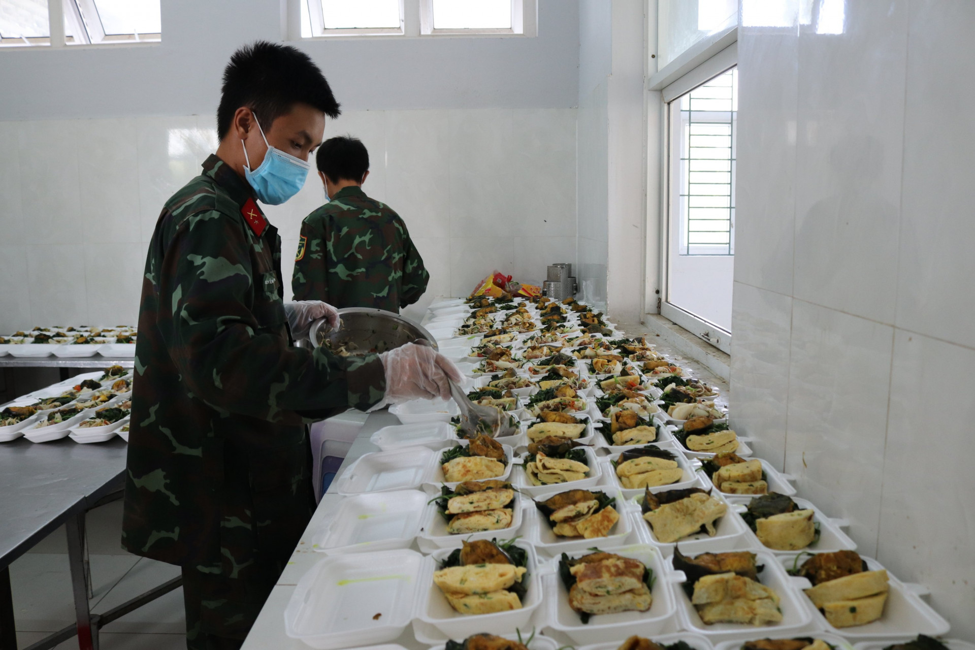 Chiến sỹ tại Trung đoàn bộ binh 210 sắp xếp thức ăn mang đến khu cách ly tập trung.