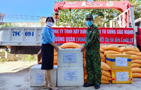 Bà Lê Mai Chi trao quà hỗ trợ lực lượng làm nhiệm vụ và công dân cách ly.