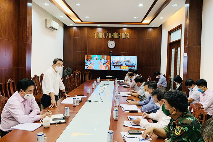 Bí thư Tỉnh ủy Nguyễn Hải Ninh phát biểu tại cuộc họp trực tuyến chỉ đạo công tác phòng, chống dịch Covid-19 với huyện Vạn Ninh