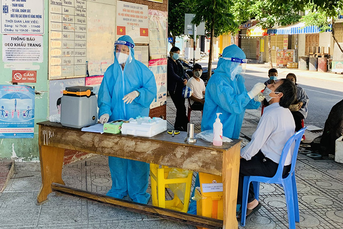 Cán bộ y tế lấy mẫu xét nghiệm RT-PCR cho người dân phường Phương Sài, TP. Nha Trang sáng 19-7