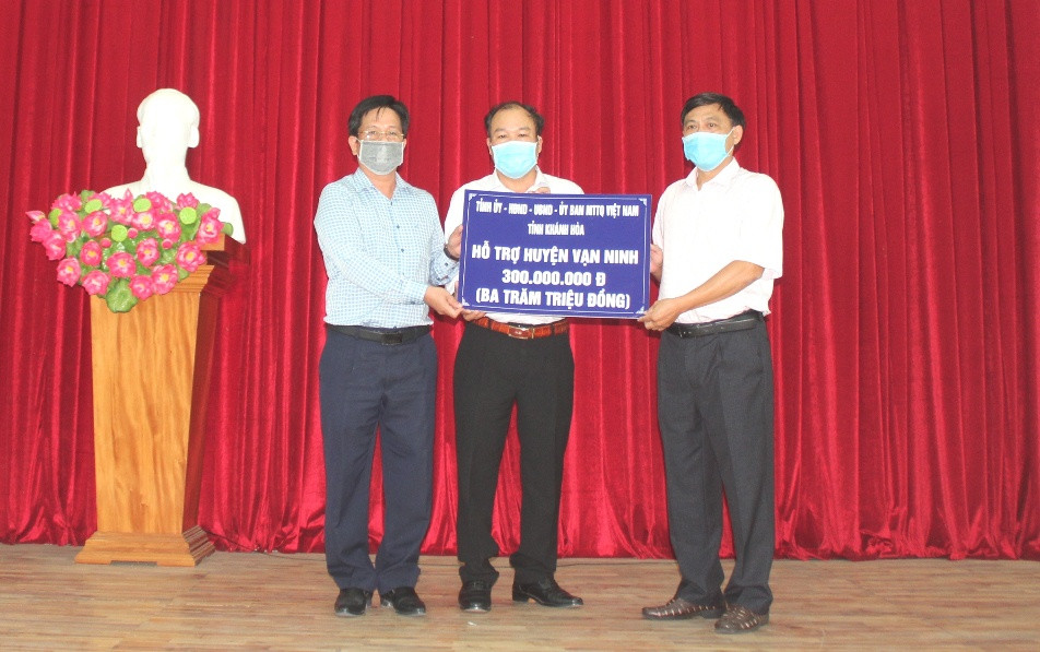 Ông Hồ Văn Mừng trao hỗ trợ 300 triệu đồng cho huyện Vạn Ninh phòng chống dịch Covid-19