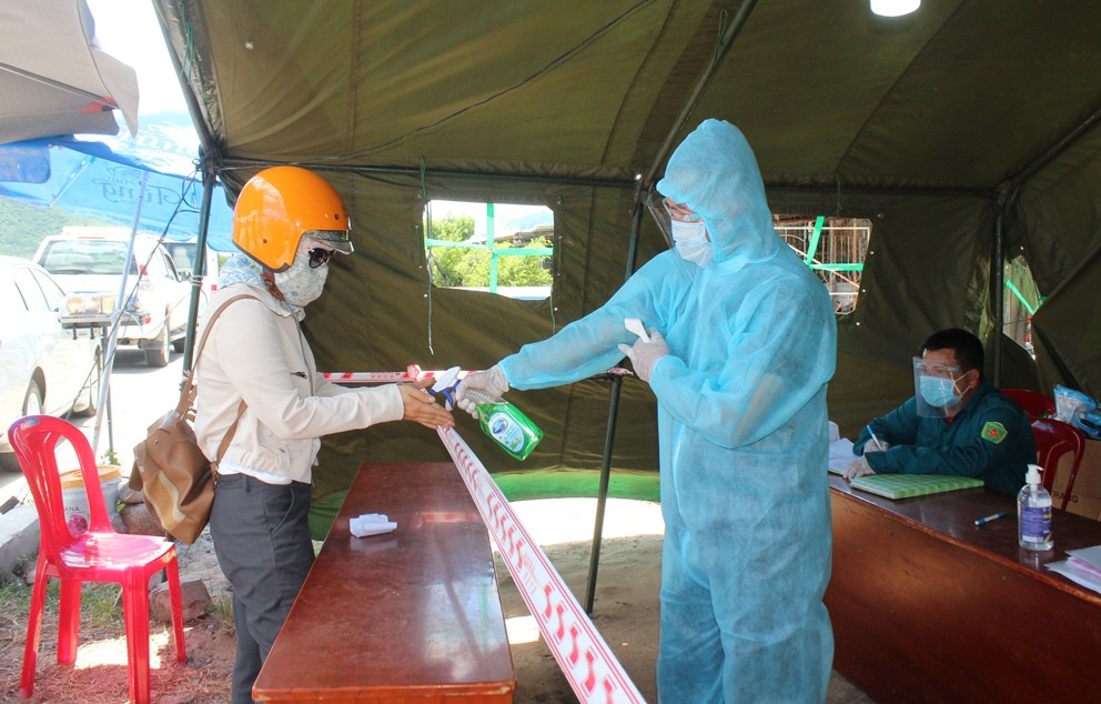 Lực lượng chức năng Chốt kiểm dịch ở tỉnh lộ Cổ Mã - Đầm Môn kiểm tra, khử khuẩn,lấy lời khai y tế người dân.