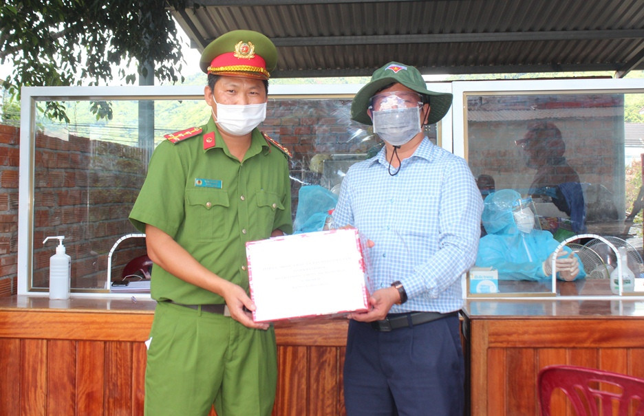 Ông Hồ Văn Mừng trao 30 triệu đồng hỗ trợ Chốt kiểm dịch tại xã Đại Lãnh.