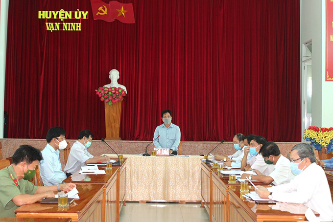 Ông Hồ Văn Mừng phát biểu chỉ đạo tại buổi làm việc với lãnh đạo huyện Vạn Ninh.