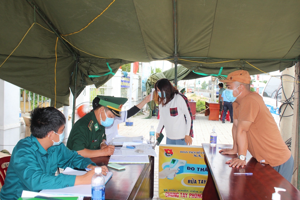 Lực lượng Chốt kiểm soát dịch tại xã Vạn Thọ lấy lời khai y tế tài xế lái xe.