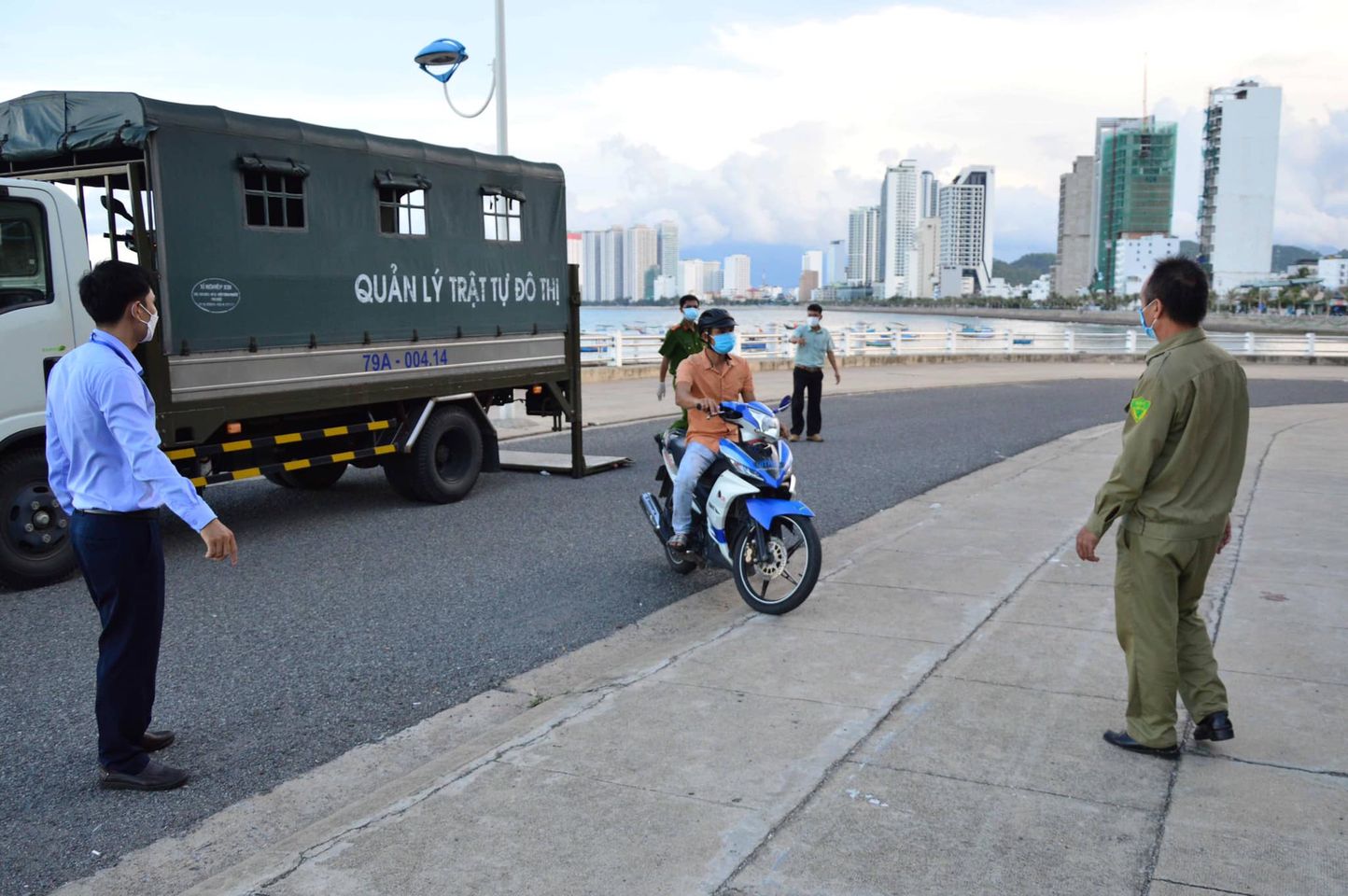 Lực lượng chức năng của TP. Nha Trang kiêm tra một người dân ra đường khi thành phố đang thực hiện giãn cách xã hội theo chỉ thị 16, ảnh: V.T
