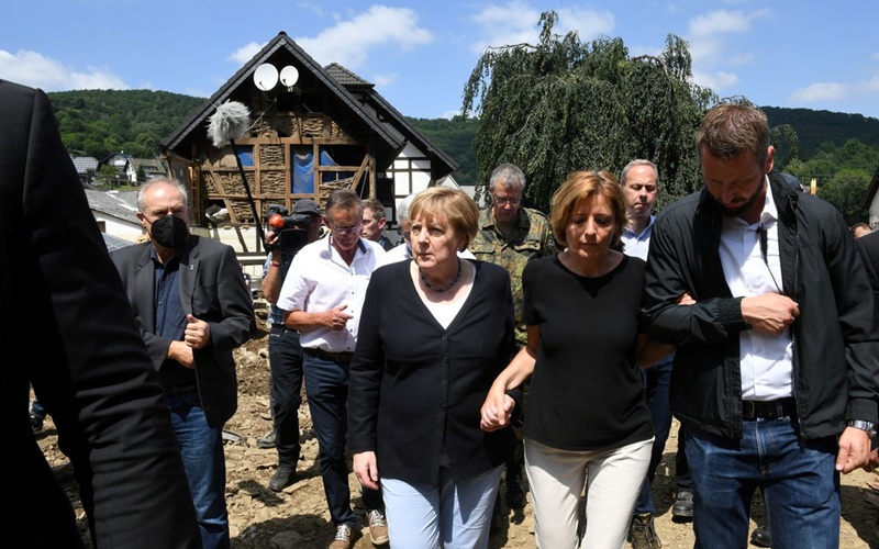 Thủ tướng Đức Angela Merkel có mặt tại làng Schuld. (Ảnh: Reuters)