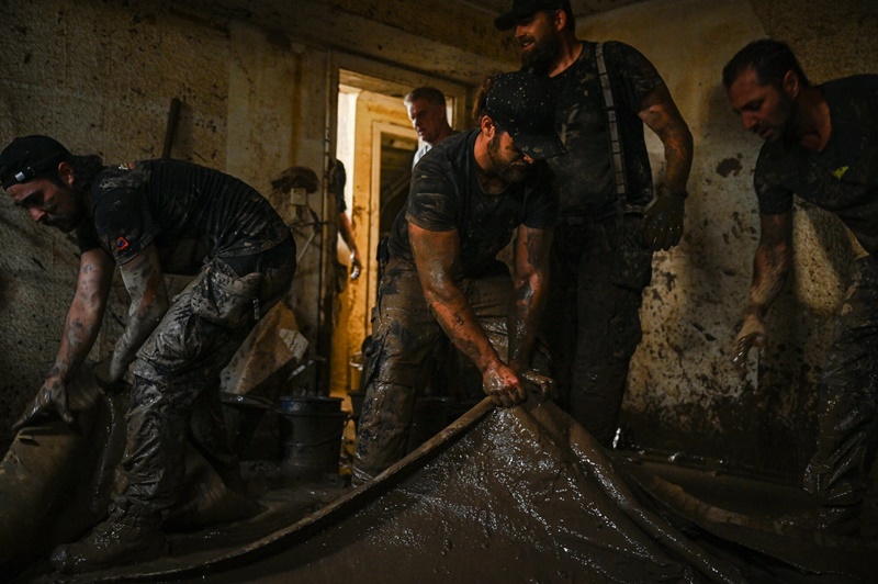 Các tình nguyện viên giúp dọn bùn trong ngôi nhà bị ngập sau khi sông Ahr bị vỡ bờ. (Ảnh: The New York Times)