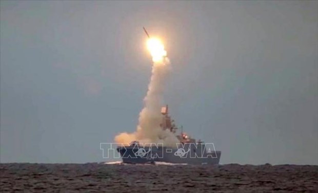 Tên lửa siêu thanh Tsirkon của Nga được phóng thử nghiệm từ tàu chiến Đô đốc Gorshkov trên Biển Trắng, ngày 6/10/2020. (Ảnh: Reuters/TTXVN)