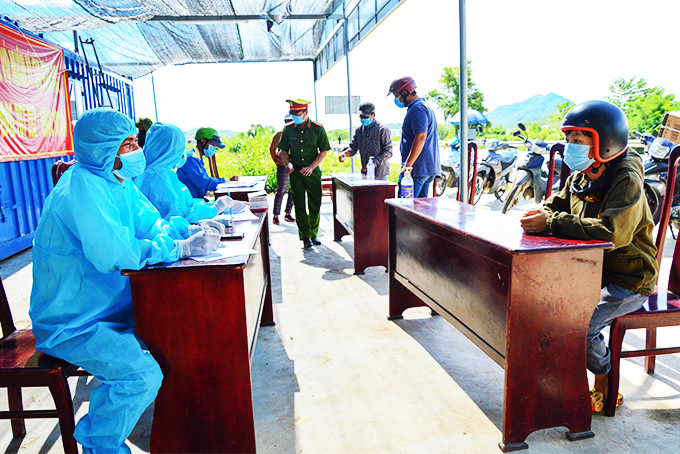 Từ ngày 18-7, người dân di chuyển đến địa bàn huyện Khánh Vĩnh  đều phải thực hiện kiểm tra, khai báo y tế.
