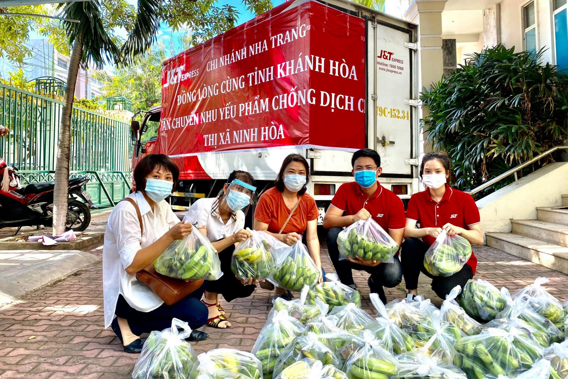 Đơn vị vận chuyển nông sản từ Khánh Sơn, chia thành từng phần quà và vận chuyển đến thị xã Ninh Hoà