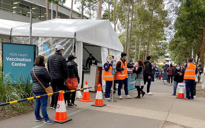 Australia đẩy mạnh chiến dịch tiêm vắc-xin ngừa Covid-19 tại Sydney. Ảnh REUTERS