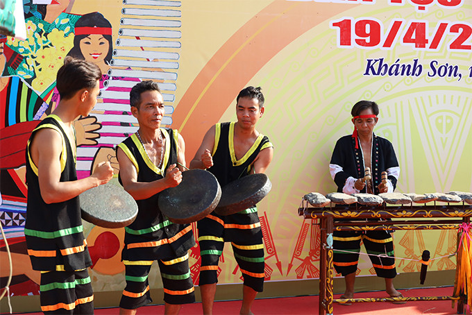 Đội văn nghệ huyện Khánh Sơn trình diễn nhạc cụ dân tộc. (Ảnh chụp tháng 4-2021)