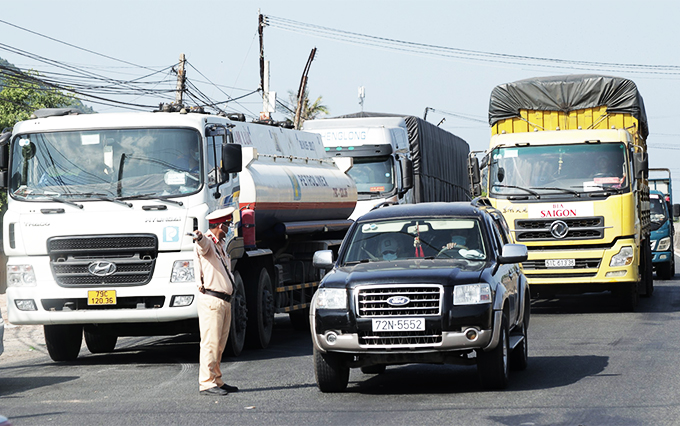 Gần 1.700 xe được cấp thẻ nhận diện chở hàng hóa thiết yếu