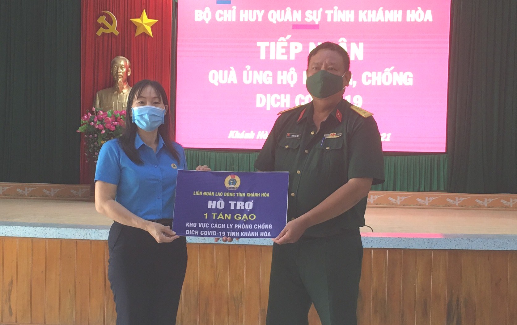 Đại diện Liên đoàn Lao động tỉnh Khánh Hòa trao 1 tấn gạo cho Bộ Chỉ huy Quân sự tỉnh Khánh Hòa để hỗ trợ người dân trong khu cách ly.