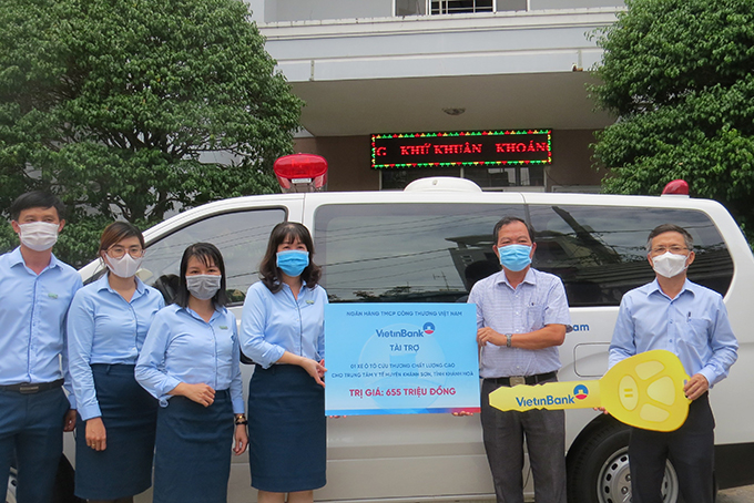 Đại diện Sở Y tế và Trung tâm Y tế huyện Khánh Sơn nhận xe cứu thương do VietinBank tài trợ