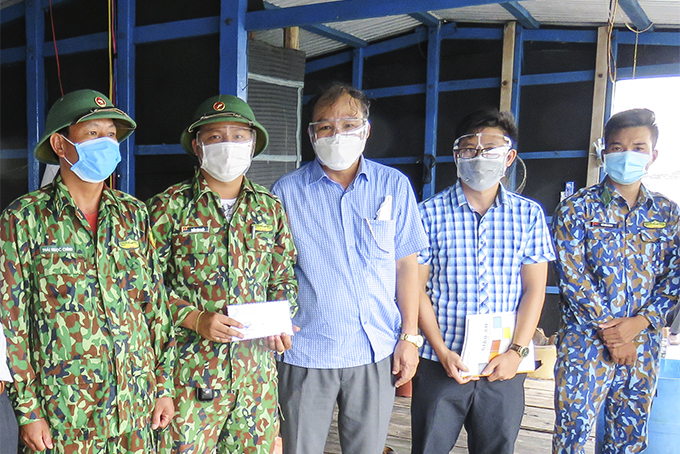 Bí thư Huyện ủy Vạn Ninh thăm, tặng quà lực lượng phòng, chống dịch Covid-19