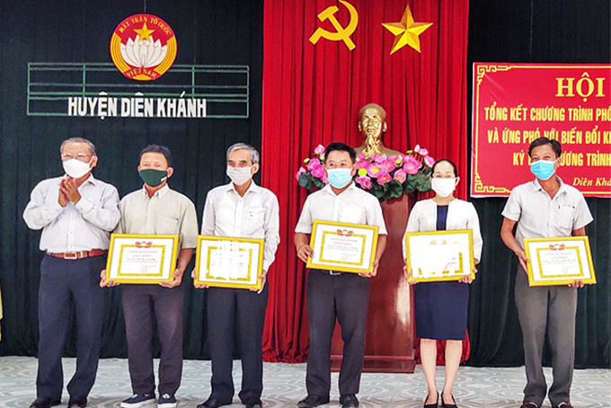 Lãnh đạo UBMTTQ Việt Nam huyện Diên Khánh  tặng giấy khen cho các tập thể.