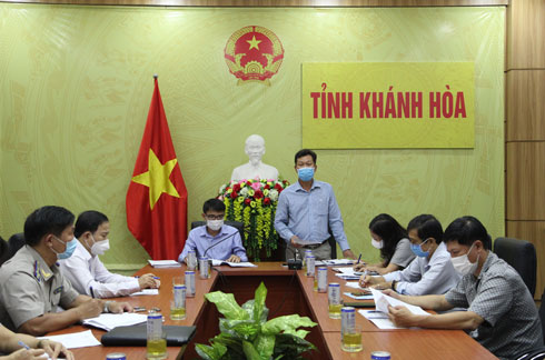 Ông Trần Ngọc Sanh - Trưởng ban Pháp chế HĐND tỉnh Khánh Hòa điều hành cuộc họp.