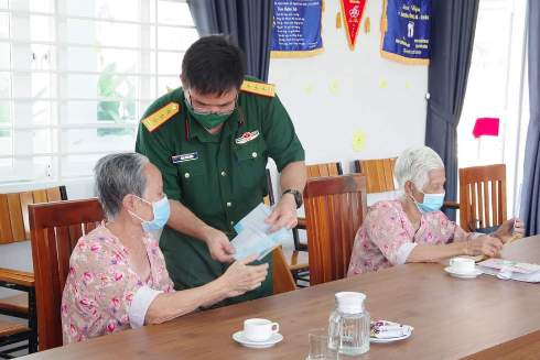 Thượng tá Đinh Văn Hưng trao quà tặng cho các dưỡng lão viên.