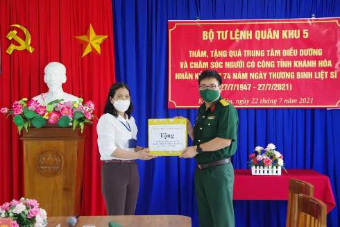 Thượng tá Đinh Văn Hưng trao quà tặng cho Trung tâm.