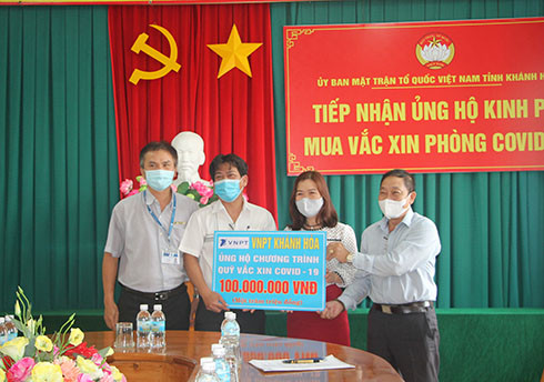Đại diện VNPT Khánh Hòa (thứ 2 từ trái sang) trao ủng hộ mua vắc xin phòng Covid-19