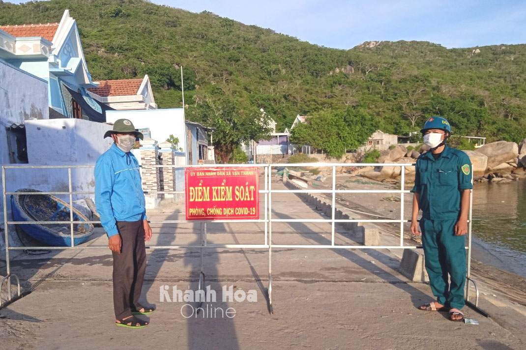 Youth Union members and youths of Van Thanh Commune are on duty at a checkpoint in blockade area of Khai Luong Village