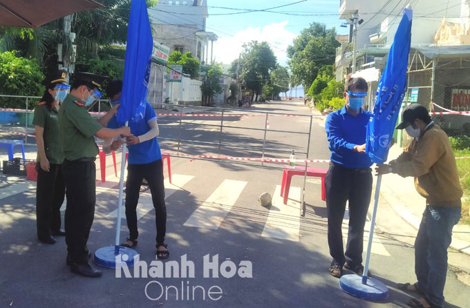 Van Ninh District Youth Union gives 30 big umbrellas to functional forces at checkpoints 