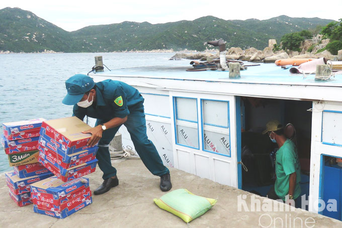 Youth Union members and youths help to transport food and necessities to people in blockade area of Khai Luong Hamlet