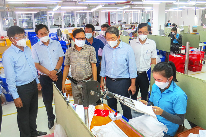 Đồng chí Nguyễn Hải Ninh kiểm tra công tác phòng, chống dịch tại Khu Công nghiệp Suối Dầu.