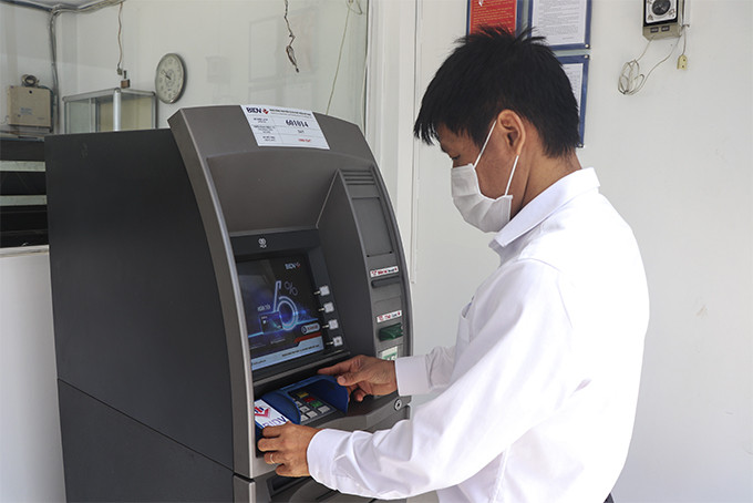 Anh Dương Khôi Nguyên kiểm tra hệ thống báo động chống lắp đặt  thiết bị đánh cắp dữ liệu tại máy ATM.  