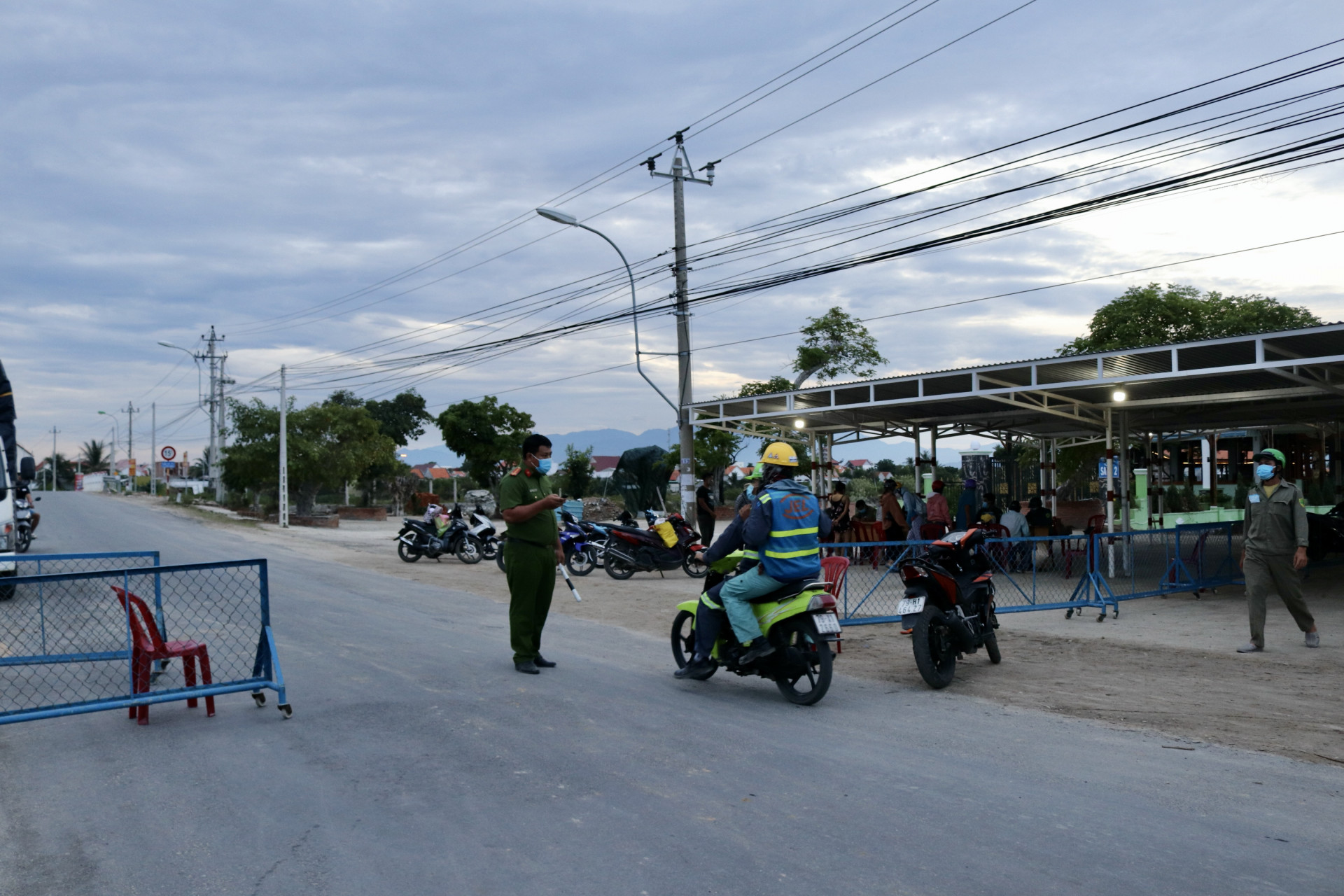 Cán bộ, chiến sĩ công an tham gia công tác phòng chống dịch tại chốt chặn vào phường Ninh Thủy (thị xã Ninh Hòa)