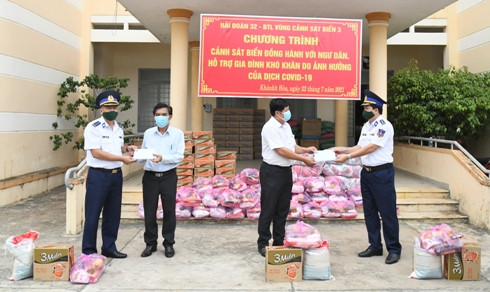 Lãnh đạo đơn vị trao quà tặng người dân tại thị xã Ninh Hòa.
