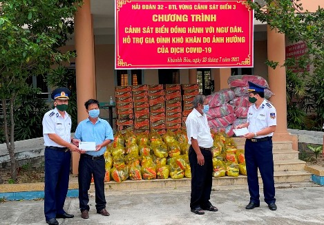 Lãnh đạo đơn vị trao quà tặng người dân tại huyện Vạn Ninh.