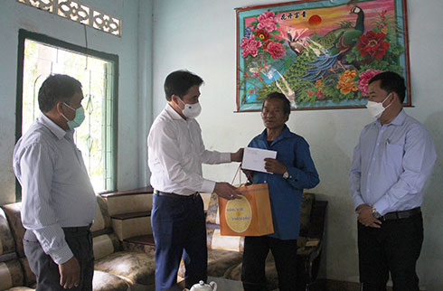 Ông Nguyễn Khắc Toàn thăm, tặng quà gia đình chính sách tiêu biểu huyện Khánh Sơn