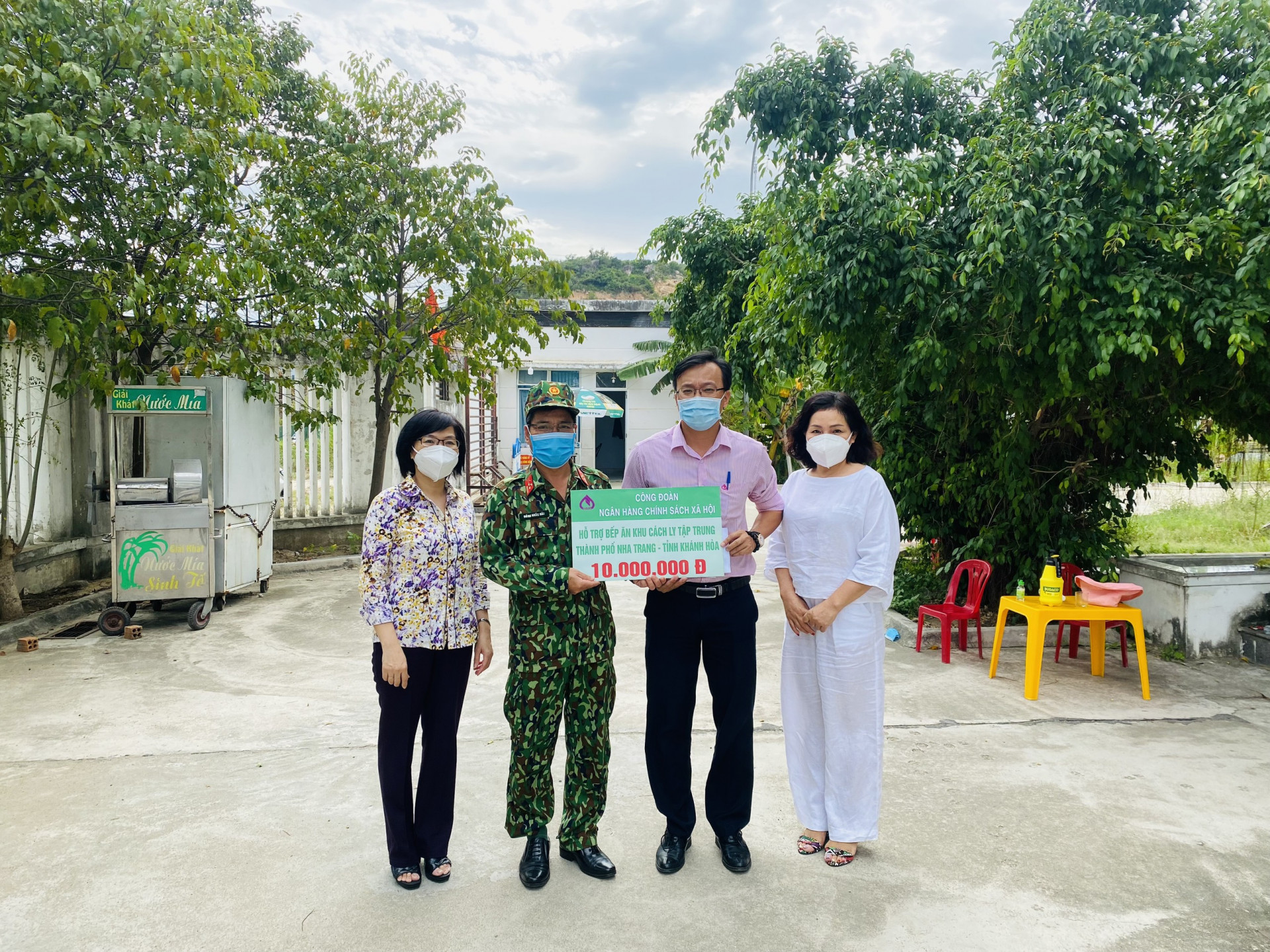 Đại diện Ngân hàng Chính sách xã hội trao tiền hỗ trợ cho bếp ăn tại khu cách ly ở Ký túc xá Trường Cao đẳng Y tế Khánh Hòa.