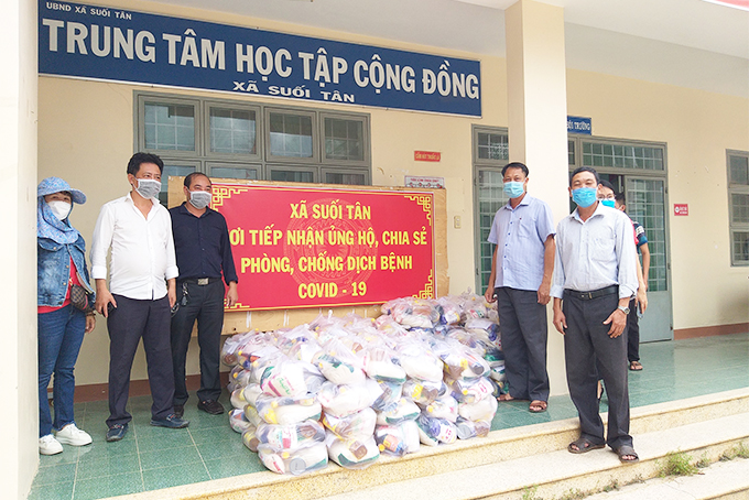 Công ty Cổ phần Xây dựng và Phát triển Môi Trường Xanh: Tặng 160 suất quà cho người dân xã Suối Tân