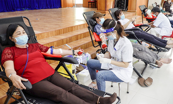 Các tình nguyện viên tham gia hiến máu. 
